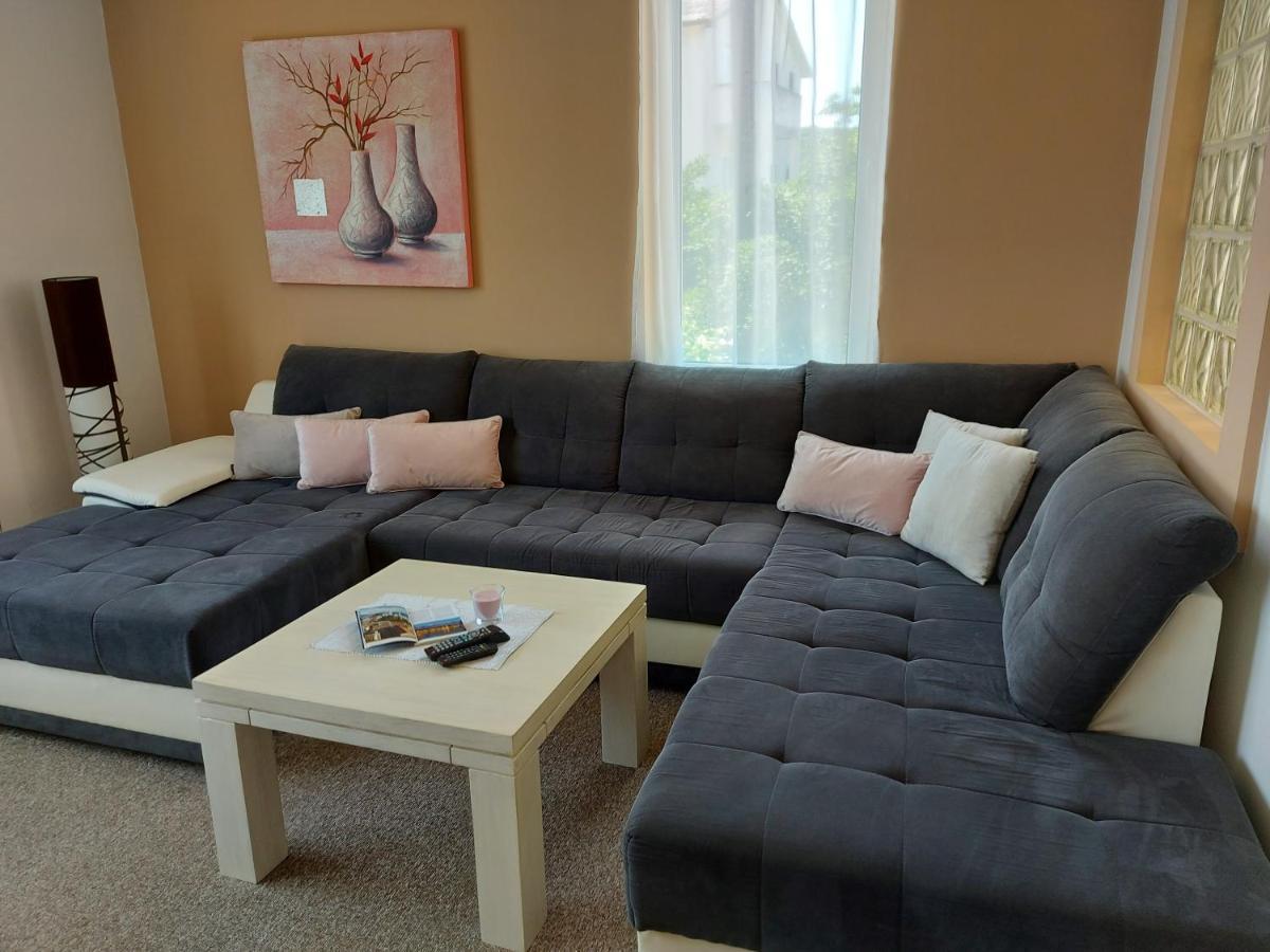 Apartman Larisa Apartment Kampor Exterior photo
