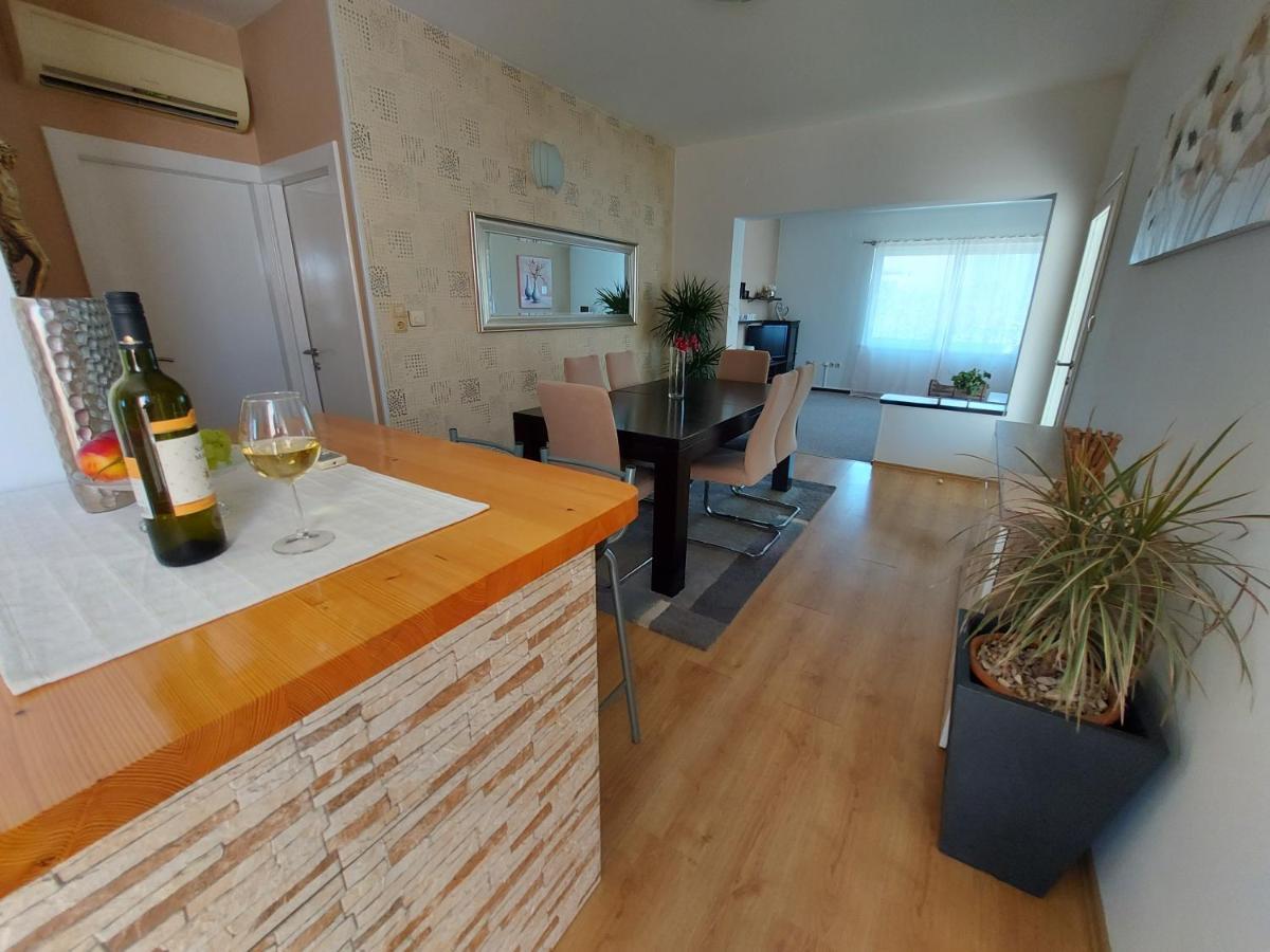 Apartman Larisa Apartment Kampor Exterior photo