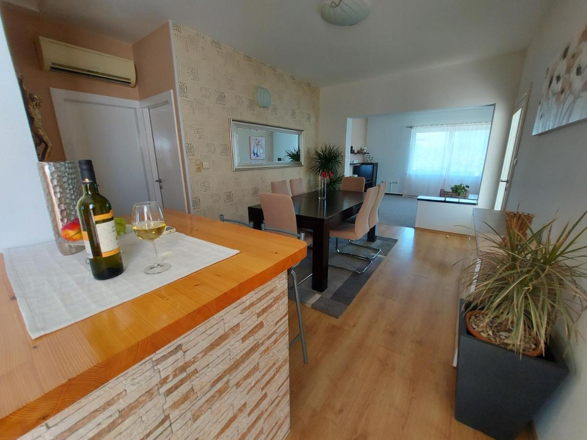 Apartman Larisa Apartment Kampor Exterior photo
